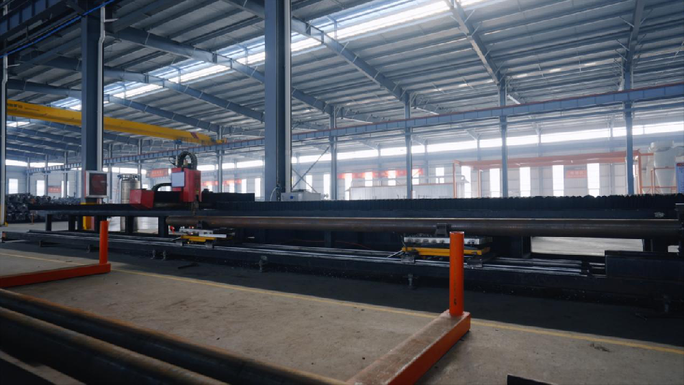 Cutting and cutting equipment for intersecting lines